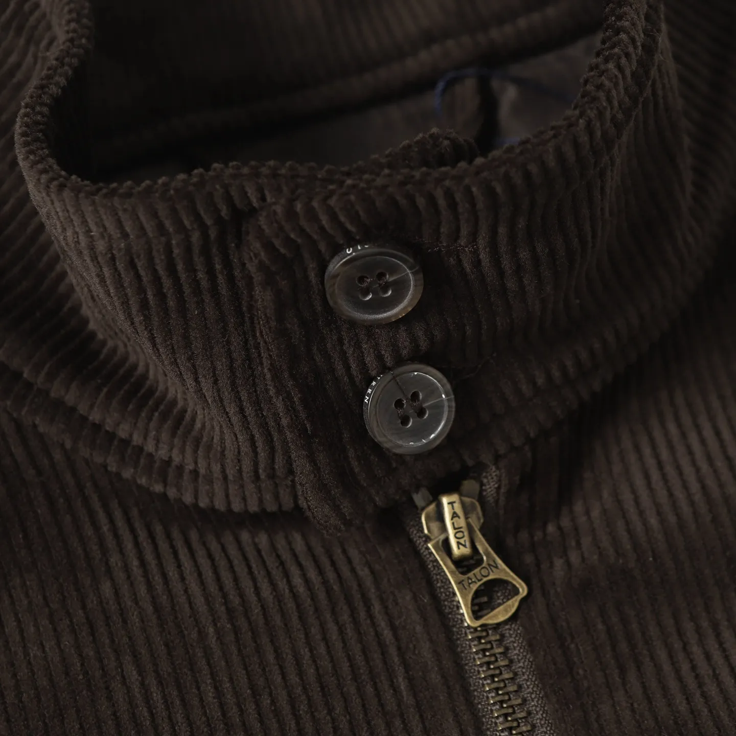 P540 Ralph Lauren embroidered corduroy jacket. Customized wide-ribbed corduroy fabric, elegantly presented in a deep navy blue, low-key and luxurious. The exquisite red pony logo is embellished, igniting the overall vitality and passion. The stand-up collar design is simple and elegant. Using imported machine embroidery technology, advanced computer control systems and precision mechanical components are used to achieve the iconic pony embroidery operation. The template machine opens the bag, and the preset template guides the position, shape and size of the bag. The accuracy ensures the quality of the bag opening effect. The infrared positioning cutting machine uses an infrared transmitter and an infrared receiver to achieve precise positioning of materials. The accuracy can reach the micron level, thereby meeting the effect of high-precision cutting of plaid alignment. Color: Green/Coffee Size: S-M-L